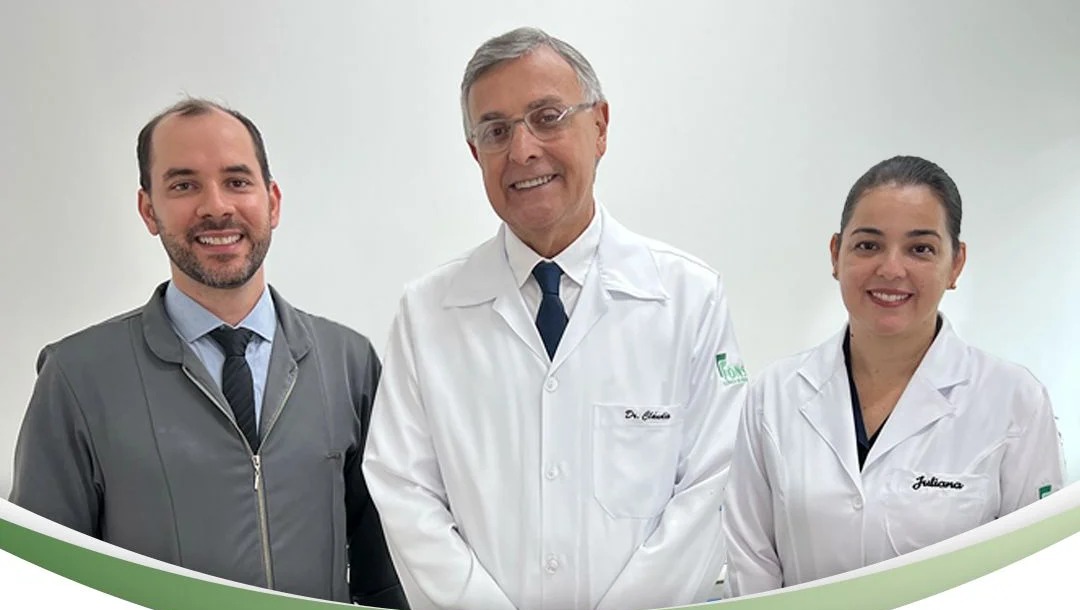 Equipe da Clínica Fonseca reunida na recepção da clínica em Limeira